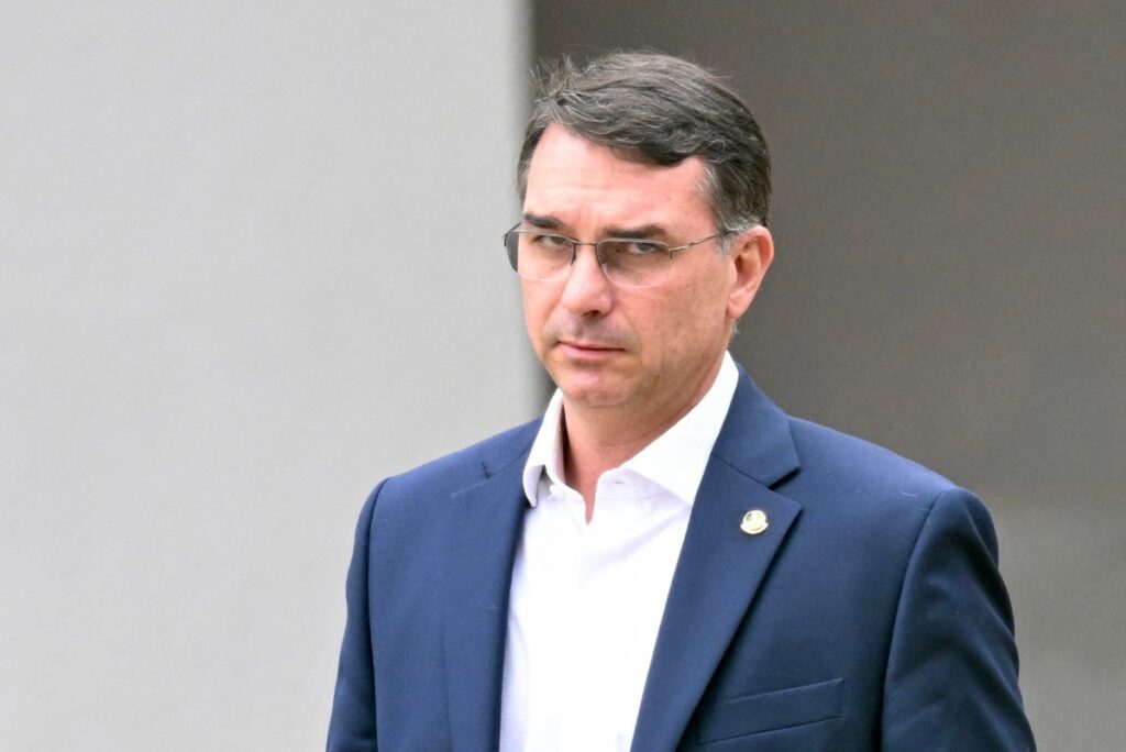 Flávio Bolsonaro Articula Chapa Feminina para Reduzir Rejeição ao Bolsonarismo Flávio Bolsonaro Articula Chapa Feminina para Reduzir Rejeição ao Bolsonarismo