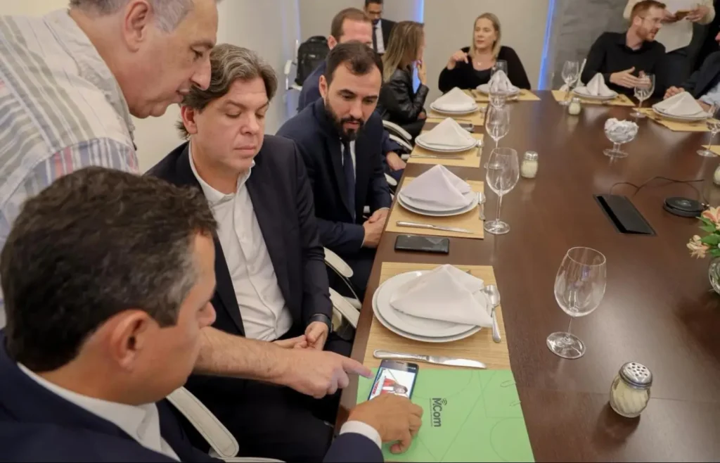 Ministro das Comunicações testa tecnologia revolucionária de transmissão da TV 3.0 em celulares