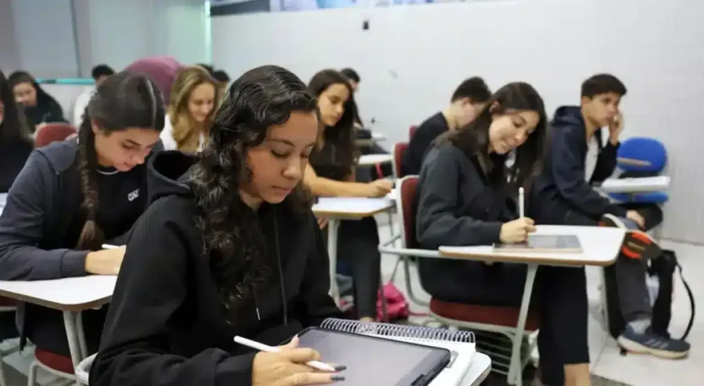 Mulheres Dominam Exames Educacionais: Uma Revolução na Educação Brasileira Mulheres Dominam Exames Educacionais: Uma Revolução na Educação Brasileira