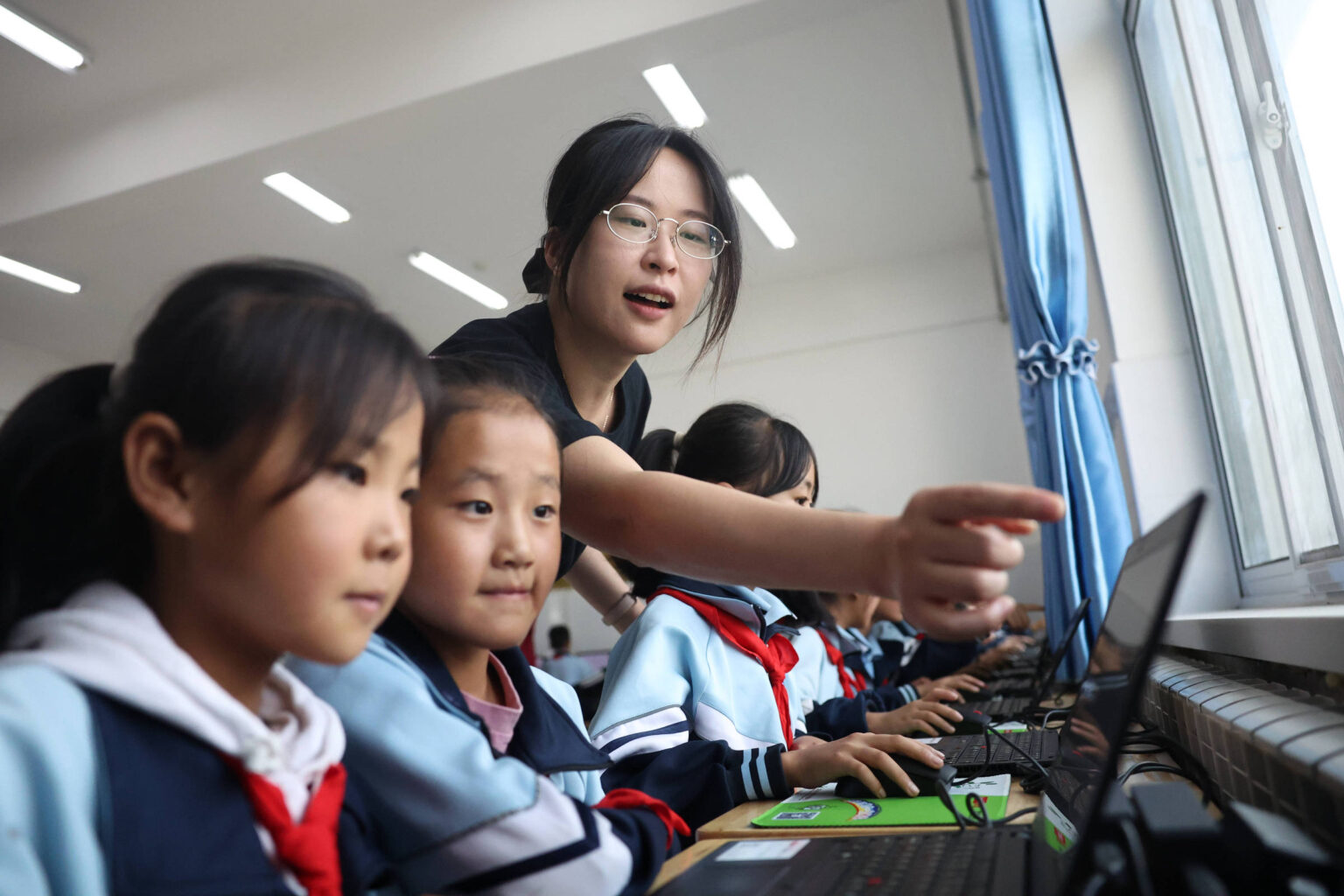 O que a Ásia ensina sobre inteligência artificial na educação: Lições para o Brasil