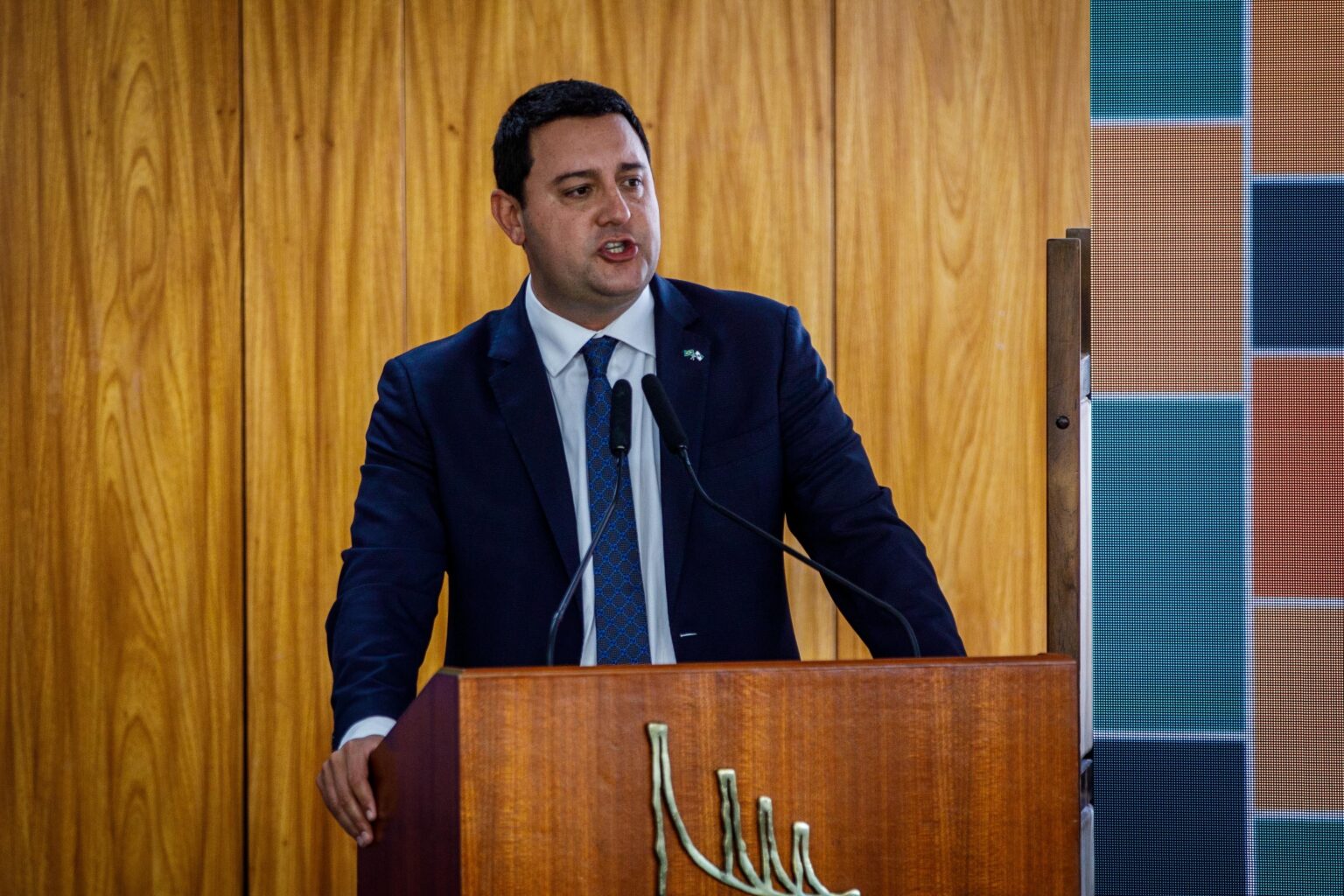 Ofensiva de Flávio em busca de apoio de Ratinho Jr. causa tensão e abala aliança no Paraná