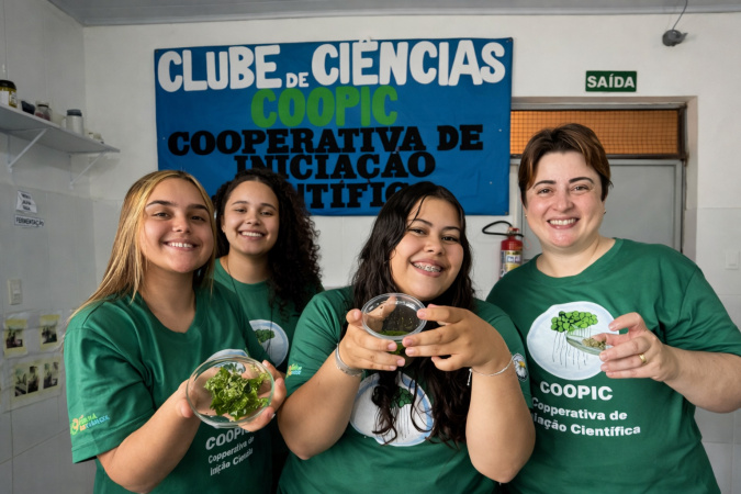 Rede de Clubes de Ciência: Fortalecendo o Protagonismo Feminino na Pesquisa Escolar no Paraná Rede de Clubes de Ciência: Fortalecendo o Protagonismo Feminino na Pesquisa Escolar no Paraná