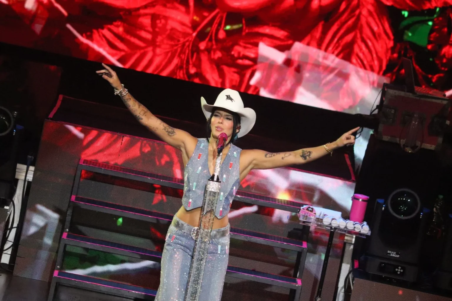 Ana Castela Faz sua Estreia no Teatro e Esgota Ingressos em Curitiba: Uma Noite Inesquecível