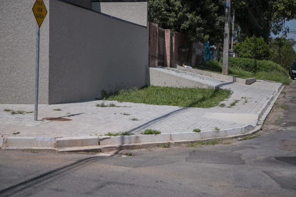 Calçadas em Curitiba: Erros Custam Caro; Entenda a Legislação