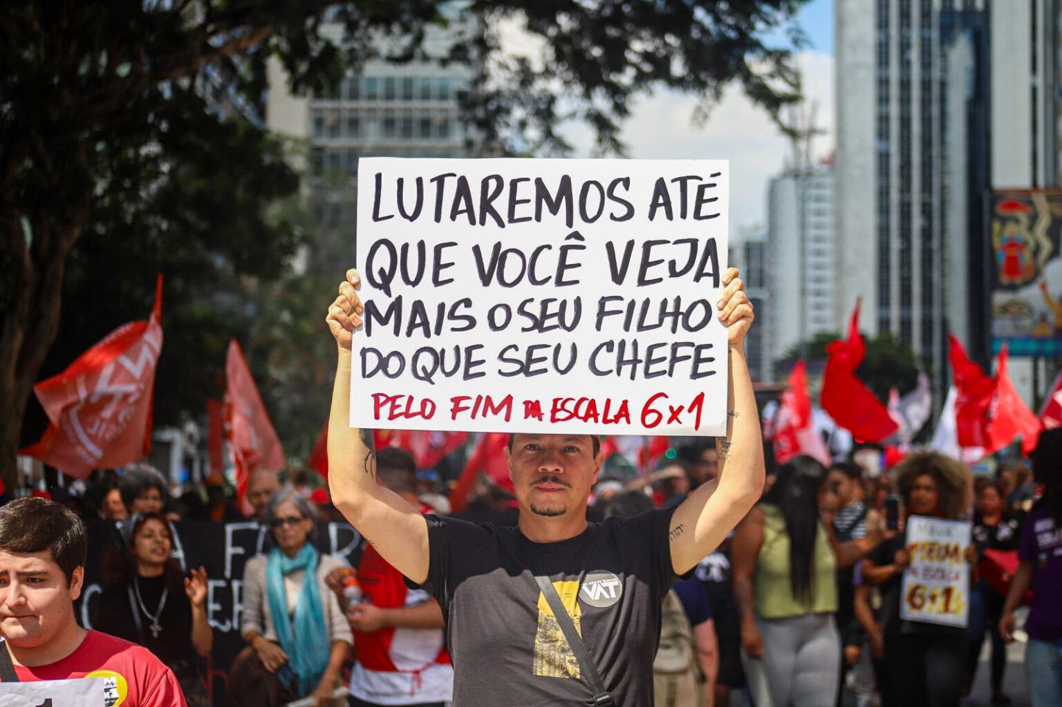 Comemorações do 1º de Maio no Paraná: Lutas e Eventos Culturais em Destaque