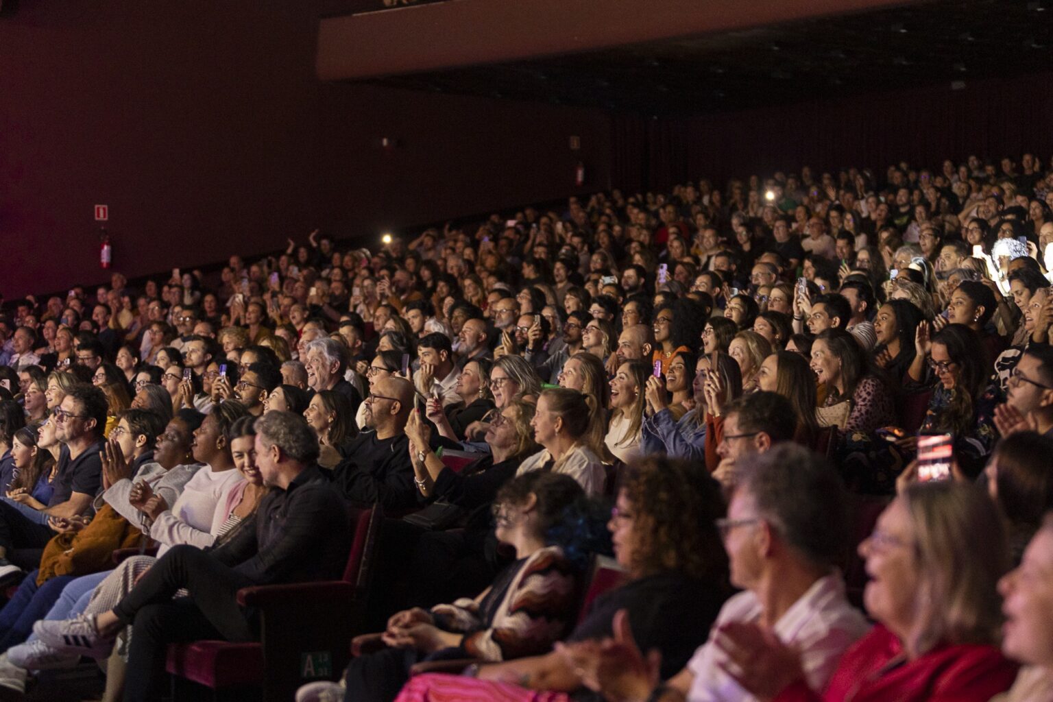 Festival de Curitiba: Celebrações, Estreias e um Aviso Contra Celulares na Plateia