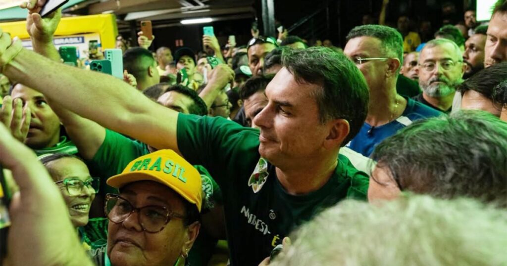 Flávio Bolsonaro Almeja o Apoio do Agronegócio em Meio à Pré-Candidatura de Caiado Flávio Bolsonaro Almeja o Apoio do Agronegócio em Meio à Pré-Candidatura de Caiado