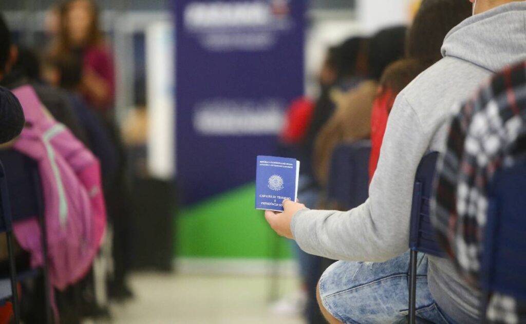Grande Curitiba Oferece Mais de 4 Mil Vagas de Emprego; Descubra Como se Candidatar Grande Curitiba Oferece Mais de 4 Mil Vagas de Emprego; Descubra Como se Candidatar
