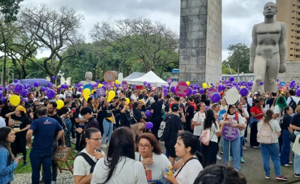 Greve de Professores em Curitiba: Mobilização Apesar de Decisão Judicial