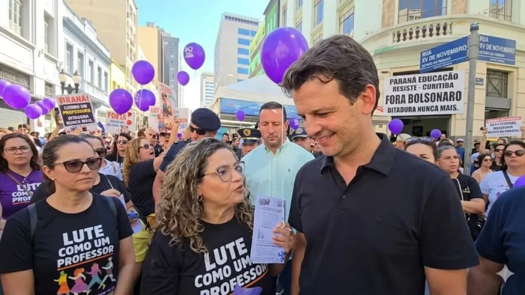 Greve do Magistério em Curitiba é Ameaçada por Impasse Político Greve do Magistério em Curitiba é Ameaçada por Impasse Político