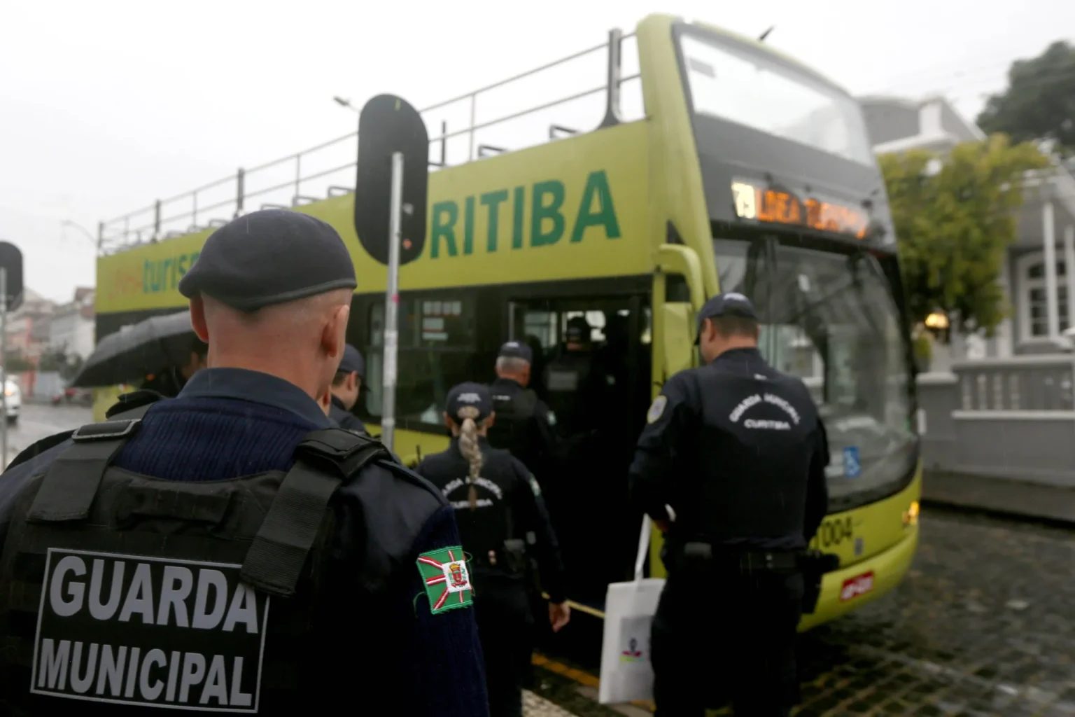 Guardas Municipais de Curitiba se Preparam para Atender Turistas com Capacitação Especializada