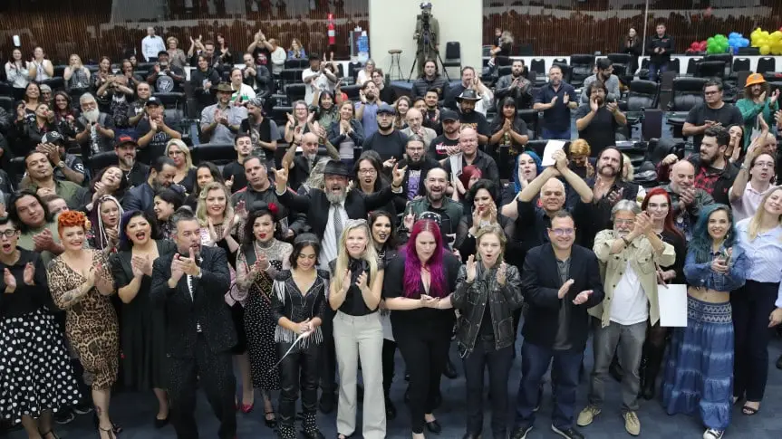 Homenagem aos Profissionais do Rock do Paraná: Uma Celebração da Cultura e Economia Homenagem aos Profissionais do Rock do Paraná: Uma Celebração da Cultura e Economia