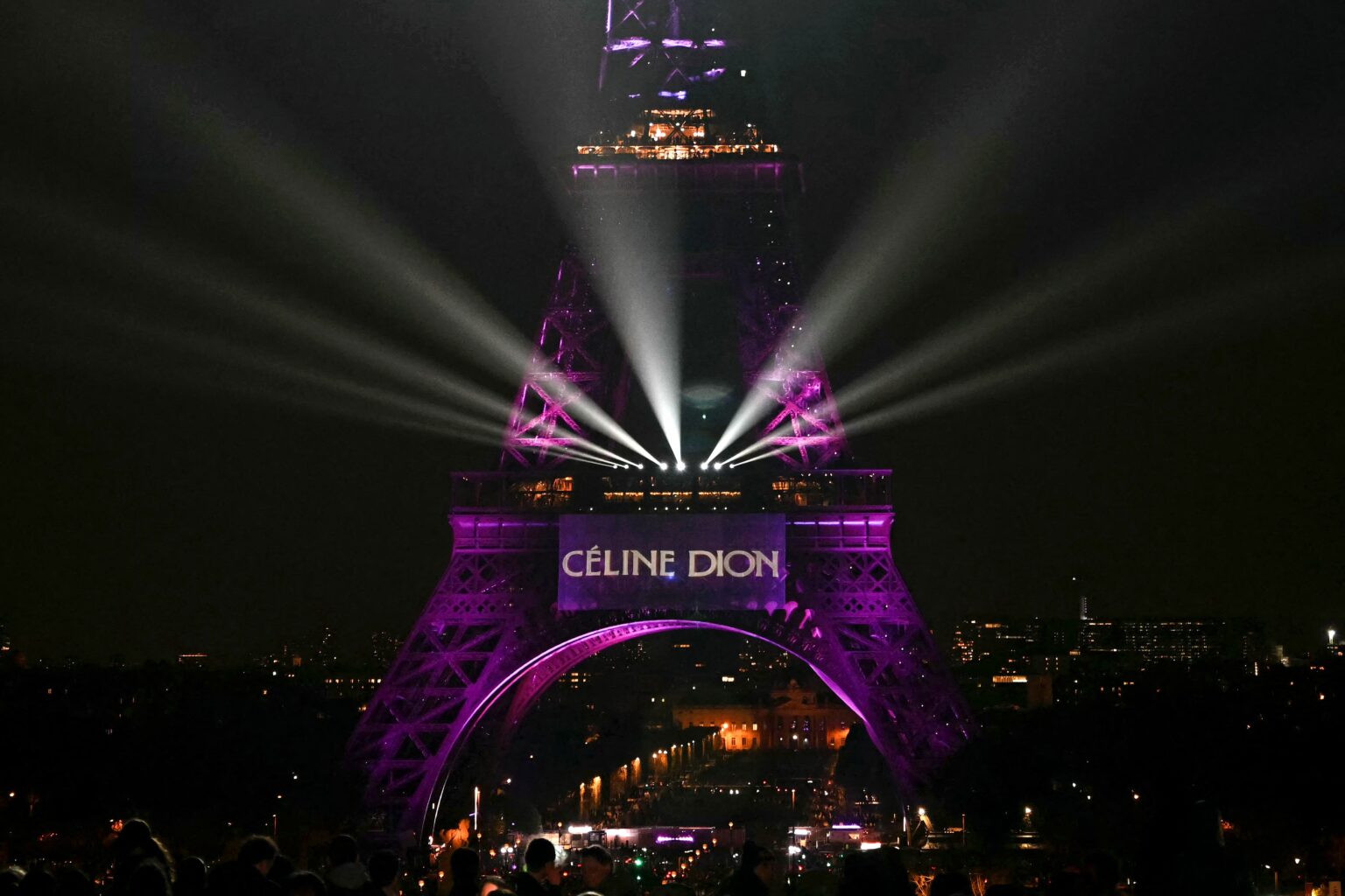 Impacto da Nova Turnê de Céline Dion: Expectativa de Lucros Bilionários para o Turismo em Paris Impacto da Nova Turnê de Céline Dion: Expectativa de Lucros Bilionários para o Turismo em Paris
