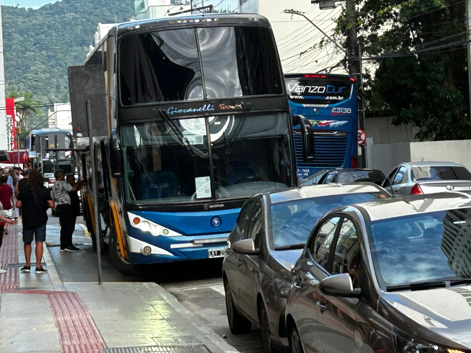 Impacto dos ônibus de turismo no trânsito de Balneário Camboriú: Uma questão urgente a ser discutida