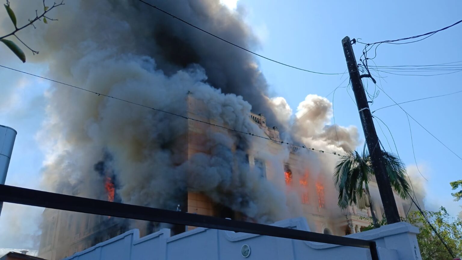 Incêndio Devasta Prédio Histórico do Instituto de Educação em Paranaguá
