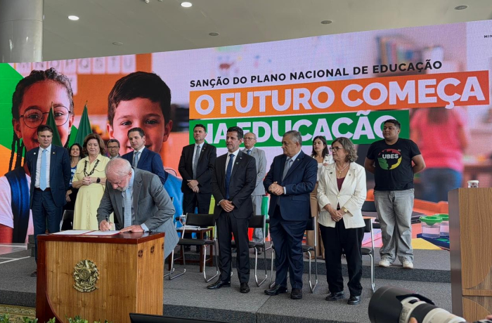 Lula Sanciona Novo PNE e Promete Aumento de Investimentos em Educação Pública Lula Sanciona Novo PNE e Promete Aumento de Investimentos em Educação Pública