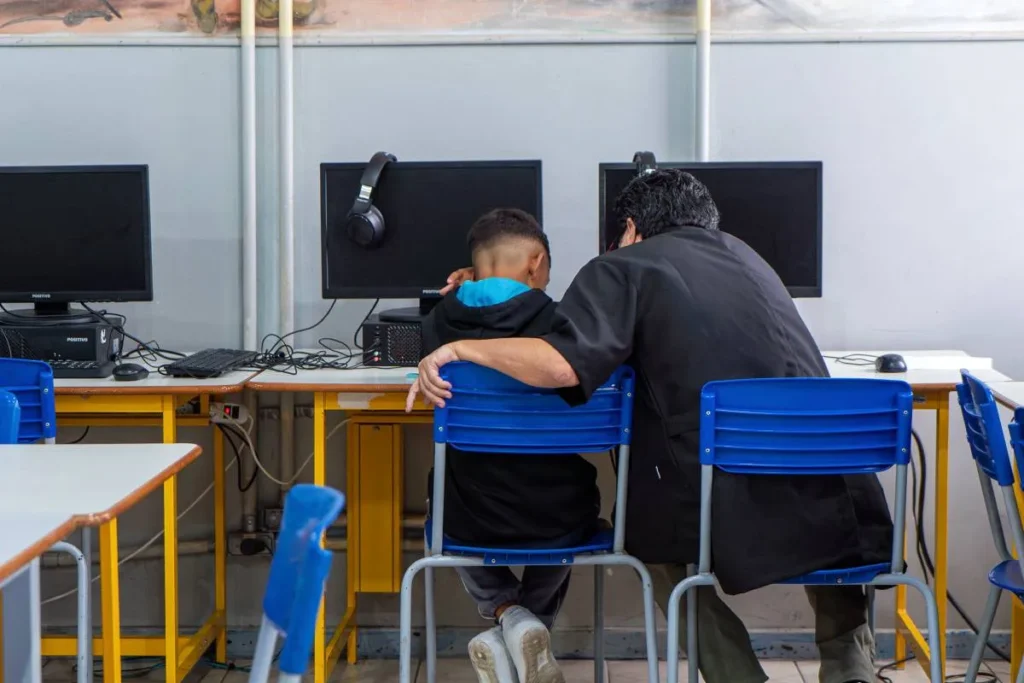 Pais são convidados a retornar às escolas no Paraná em abril de 2026