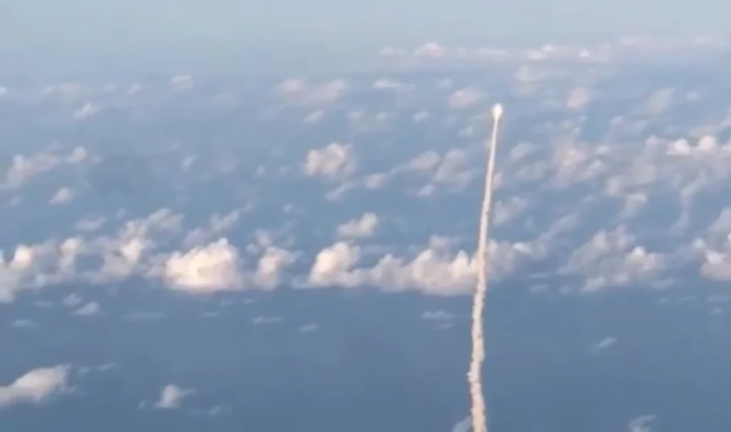 Passageiro de Voo Comercial Registra Lançamento da Artemis II em Pleno Céu