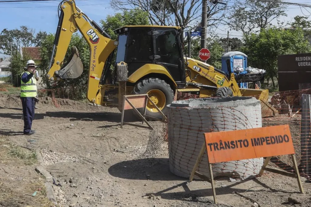 Trânsito em Curitiba hoje (15/04): Obras nos Bairros Hauer e Uberaba Demandam Paciência Trânsito em Curitiba hoje (15/04): Obras nos Bairros Hauer e Uberaba Demandam Paciência