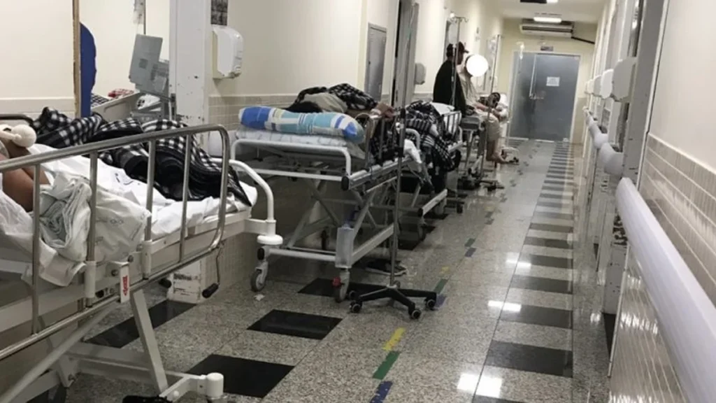 Rede de saúde do Paraná opera no limite com menos hospitais e mais pressão em 2026
