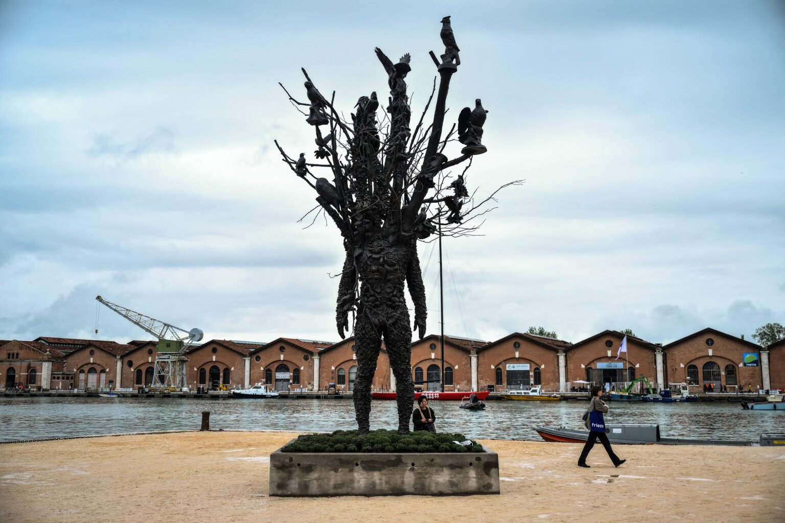 Bienal de Veneza: 61ª Edição Temática e Protestos do Passado Colonial