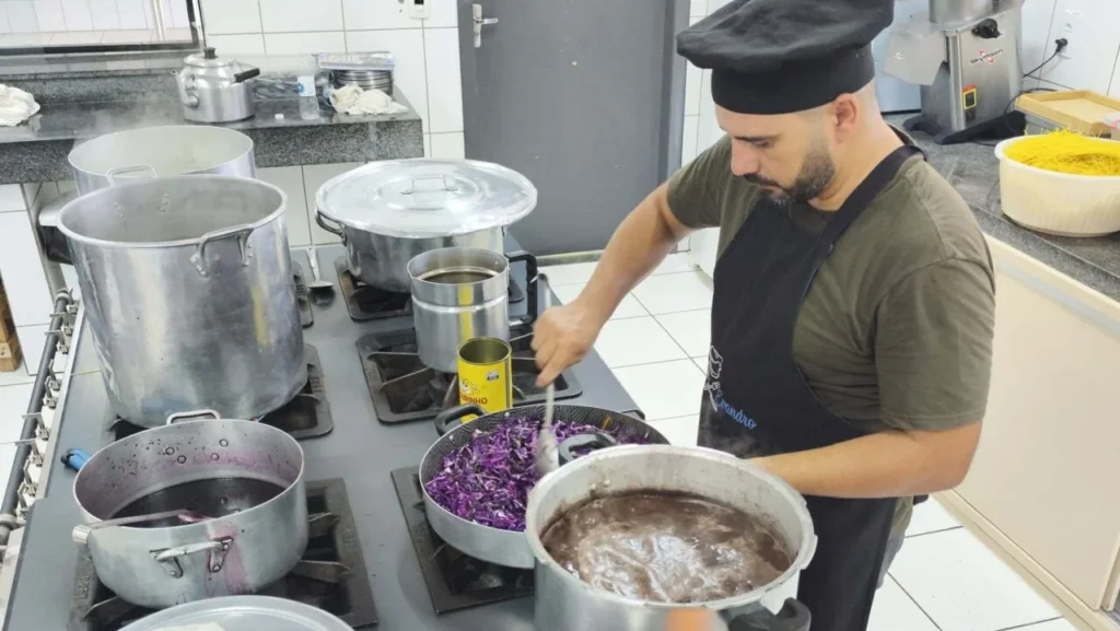 Merendeiro do Paraná é finalista no concurso nacional com receita ‘Yaki do Chefe’ Merendeiro do Paraná é finalista no concurso nacional com receita 'Yaki do Chefe'