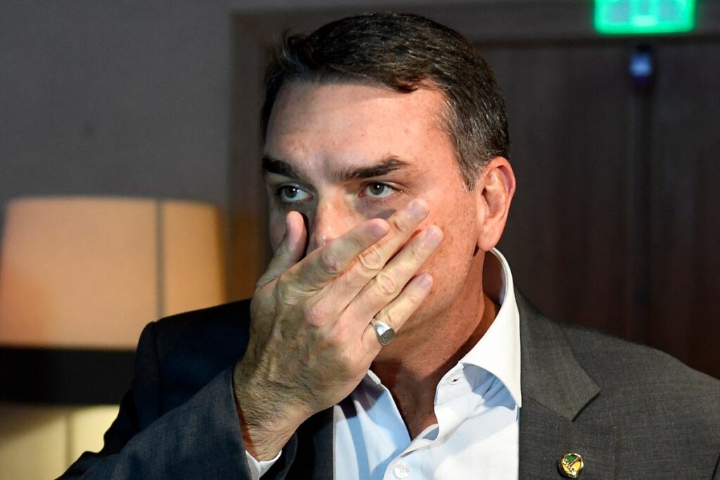 Flávio Bolsonaro Afirma que Não Responde por Atos de Ciro Nogueira em Meio a Investigações
