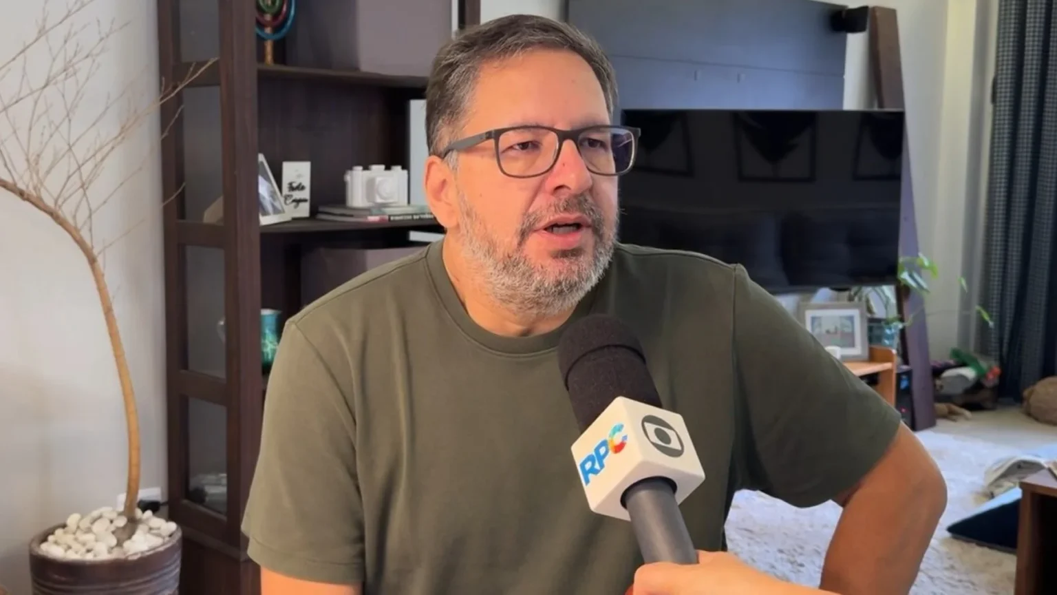 Paciente com Parkinson enfrenta espera de mais de um ano por consulta em Curitiba