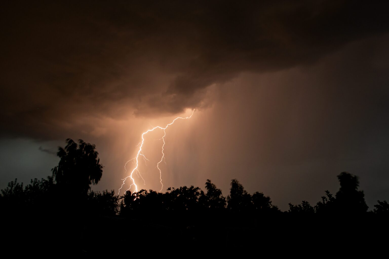 INMET Lança Alerta Amarelo para Tempestades com Risco de Granizo em Curitiba e Região