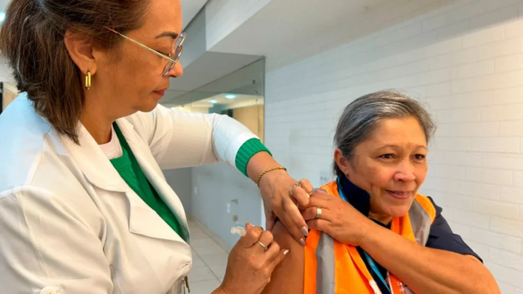 Campanhas na Fronteira e Aeroportos do Paraná Aplicam Quase 3,5 Mil Doses de Vacinas Campanhas na Fronteira e Aeroportos do Paraná Aplicam Quase 3,5 Mil Doses de Vacinas