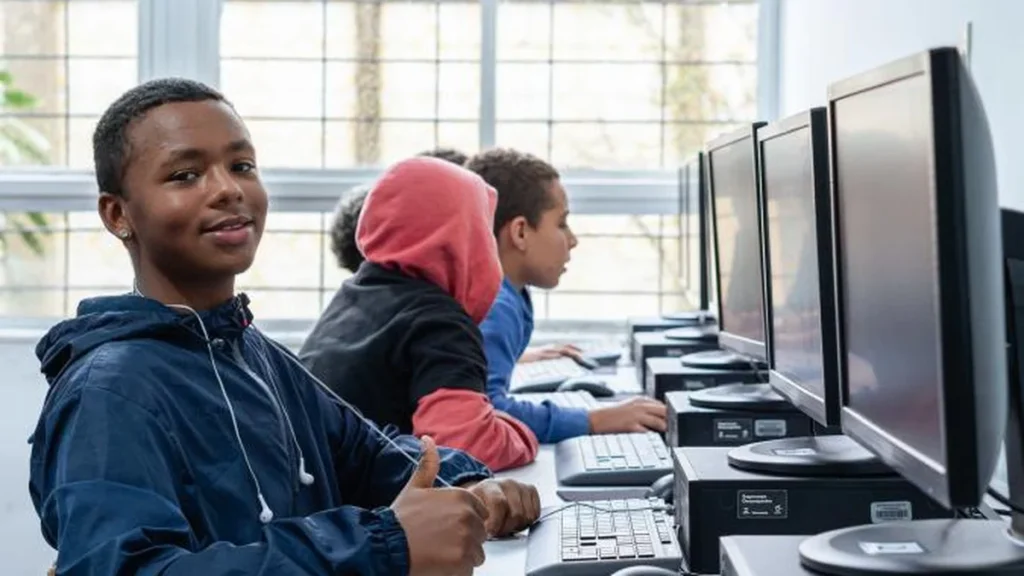 Alunos do Paraná Lideram a Olimpíada Brasileira de Inovação, Ciência e Tecnologia com Resultados Exp