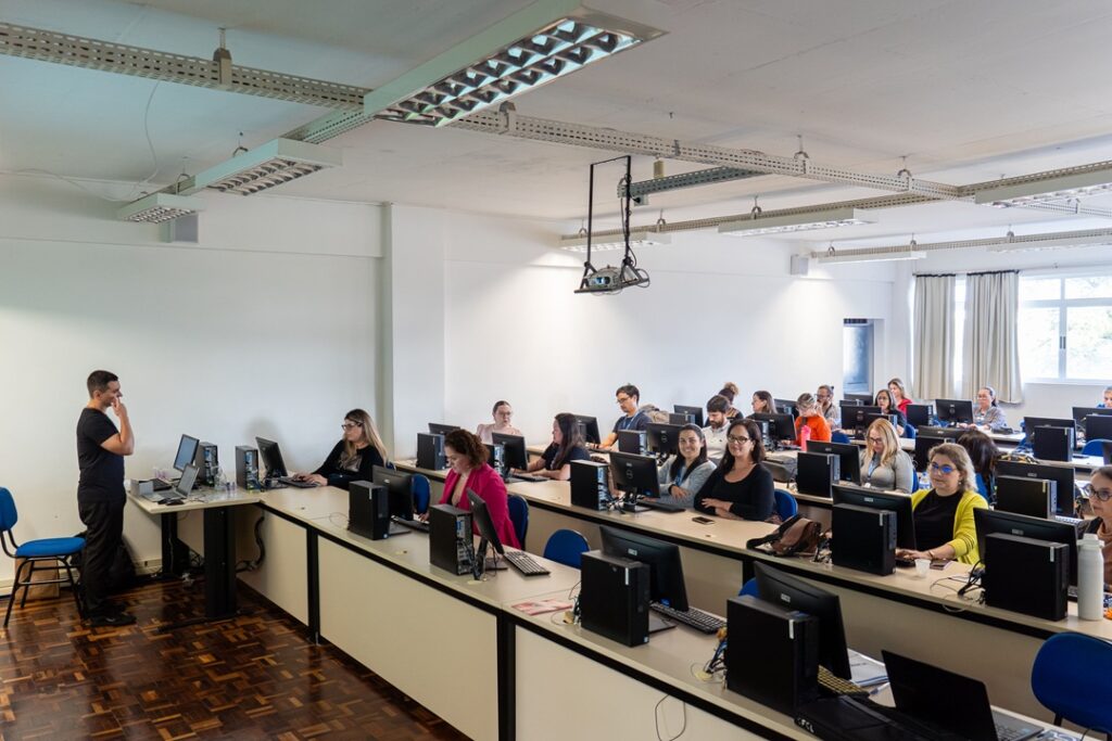 Paraná Inicia Capacitação de Educadores em Inteligência Artificial nas Escolas