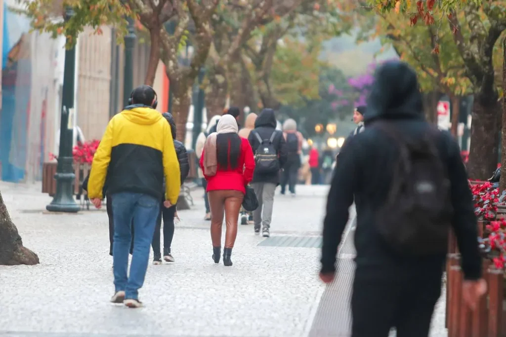Previsão de Tempo: Paraná Enfrentará Frio Intenso e Tempestades nos Próximos Dias
