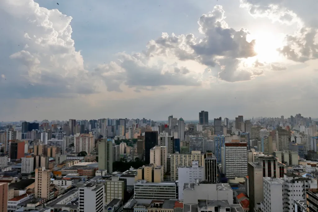 Previsão do Tempo em Curitiba: Quinta-feira com Sol e Céu Nublado