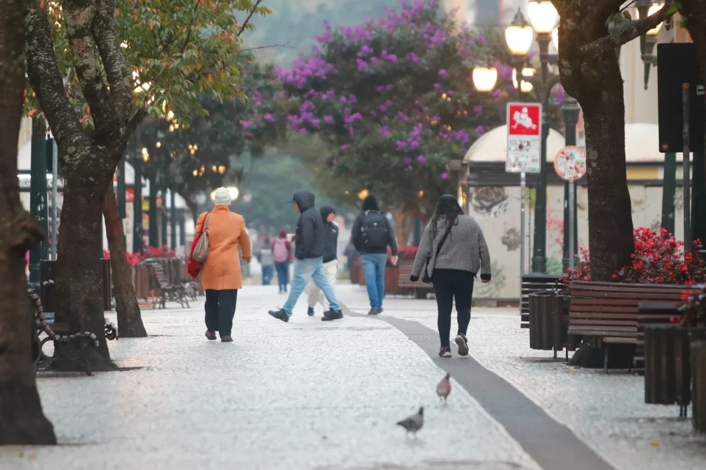Previsão do Tempo em Curitiba: Chuva Fraca e Frio Persistente na Capital Paranaense