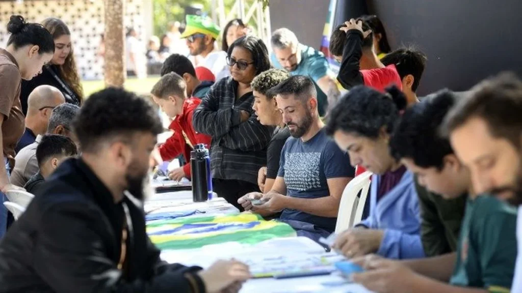 Paixão pela Copa: evento de troca de figurinhas anima o Parque da Cidade