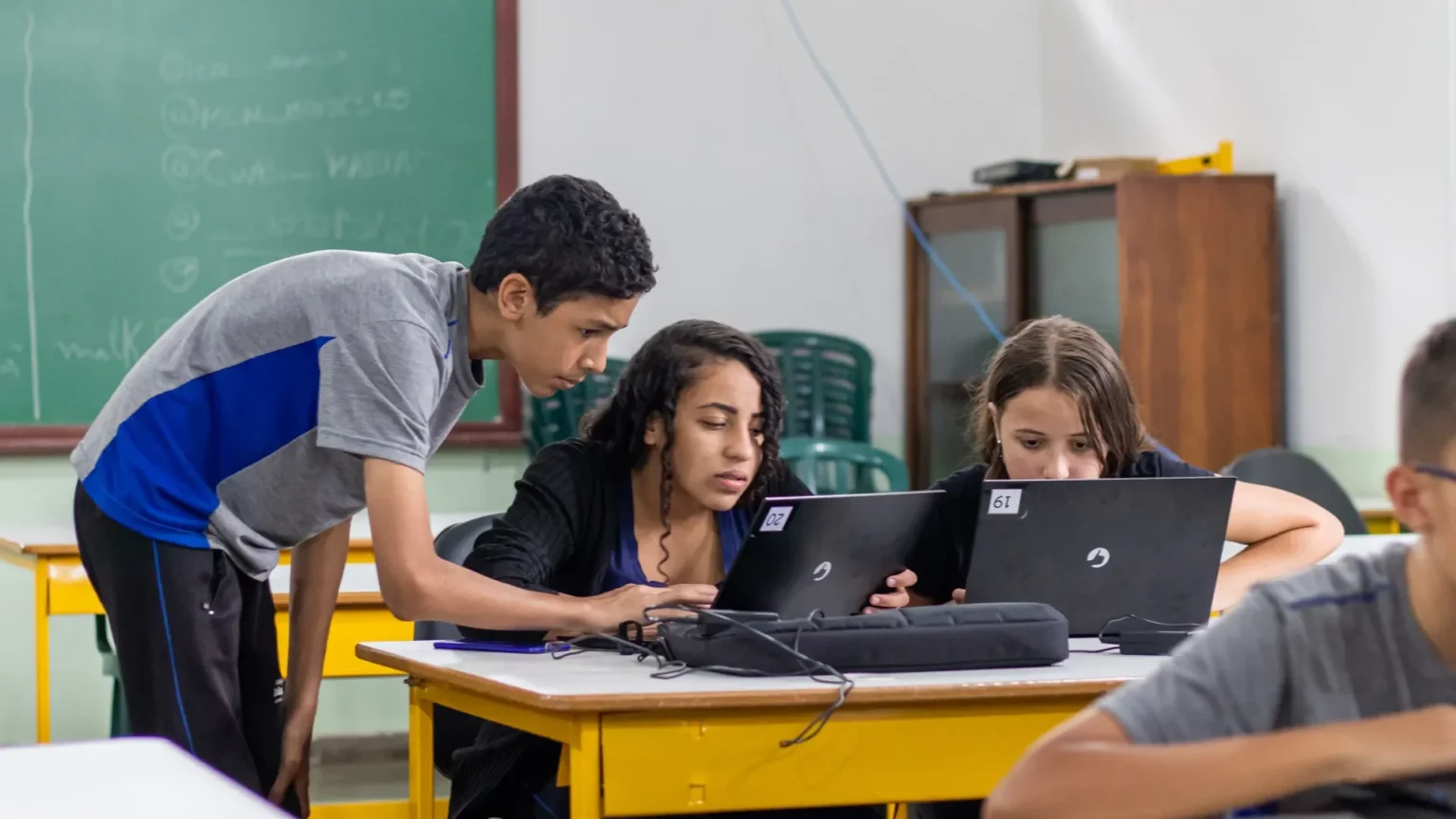 Tecnologia paranaense revoluciona ensino de inglês com inteligência artificial e conquista prêmio em
