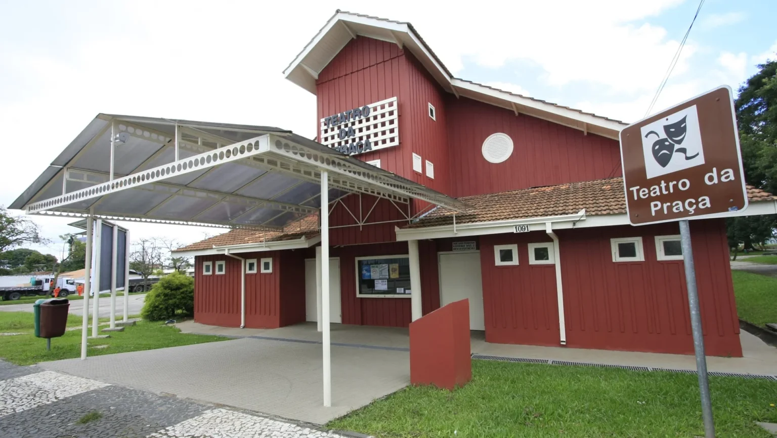 Oficinas culturais gratuitas movimentam o Teatro da Praça em Curitiba