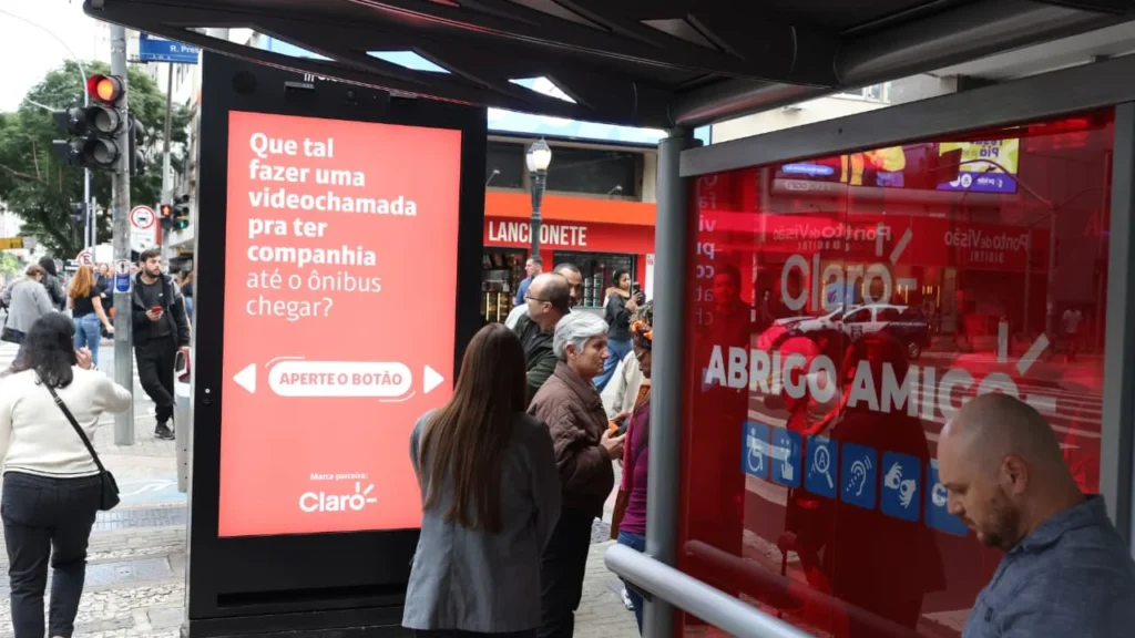 Curitiba Implanta Pontos de Ônibus Inteligentes com Botão de Emergência e Conectividade Claro