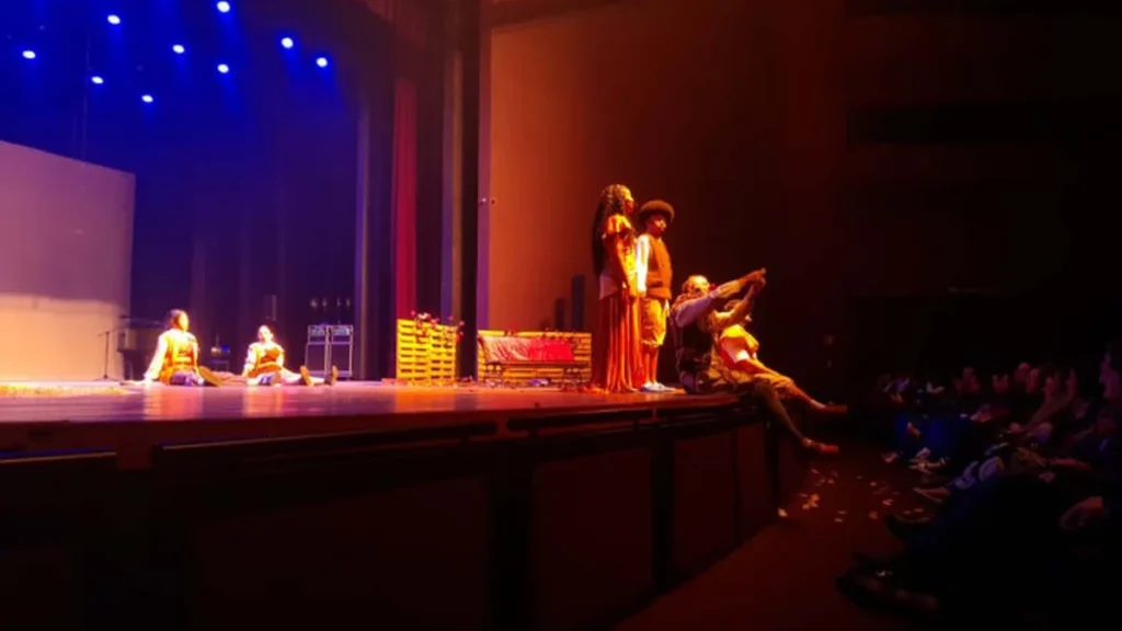 Colégio Estadual do Paraná celebra 180 anos com espetáculo teatral e audiovisual