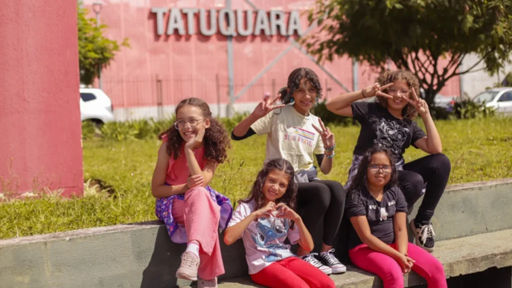 Projeto Cidades Imaginadas lança livro criado por meninas em Curitiba com apoio do Governo Projeto Cidades Imaginadas lança livro criado por meninas em Curitiba com apoio do Governo
