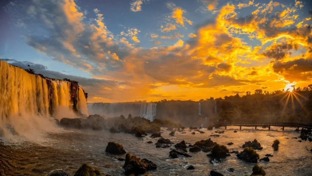Sunset Love Iguassu nas Cataratas do Iguaçu: Celebração da Diversidade e da Natureza Sunset Love Iguassu nas Cataratas do Iguaçu: Celebração da Diversidade e da Natureza
