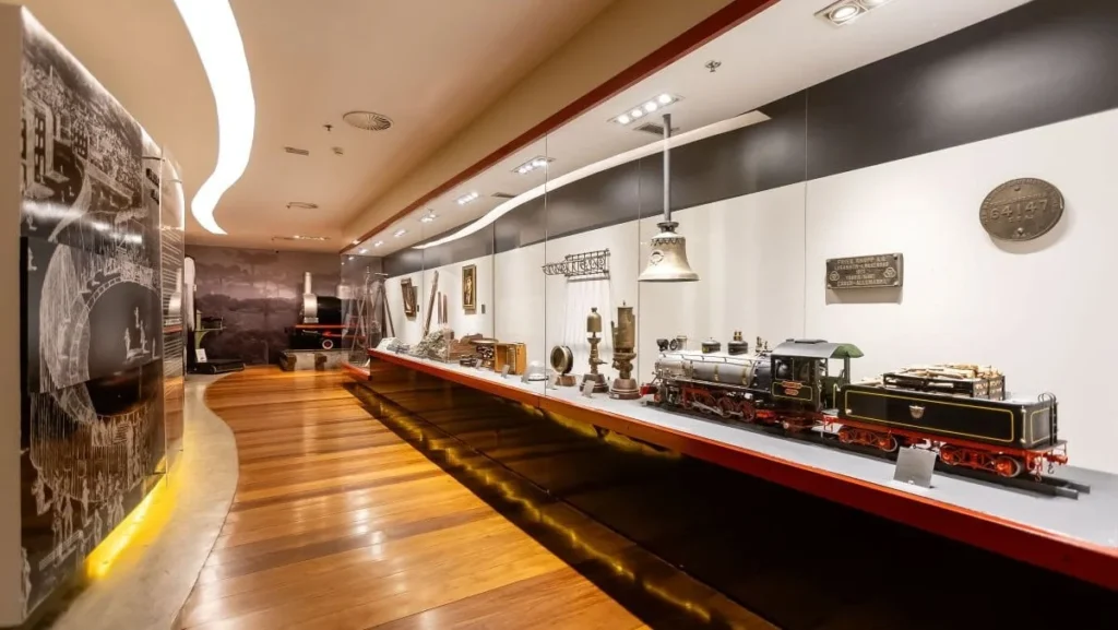 Aula-Passeio Gratuita Revela História da Estação Ferroviária de Curitiba Aula-Passeio Gratuita Revela História da Estação Ferroviária de Curitiba