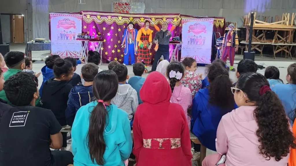 Irmãos Queirolo levam arte circense gratuita para escolas do Paraná Irmãos Queirolo levam arte circense gratuita para escolas do Paraná