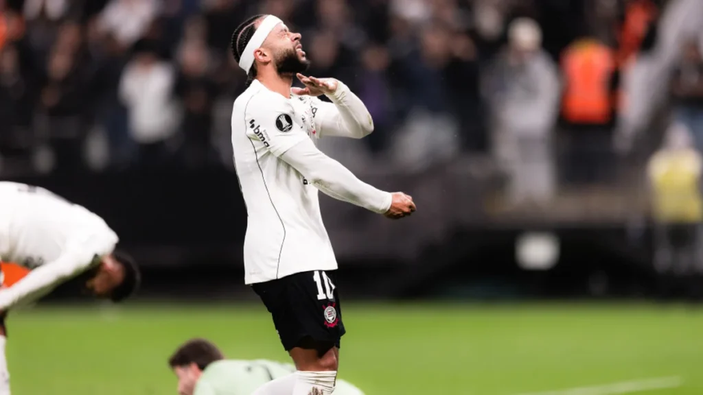 Corinthians define prazo para decidir futuro de Memphis Depay e enfrenta desafios financeiros